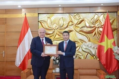 El presidente de la Unión de Organizaciones de Amistad de Vietnam, Phan Anh Son, entregó la medalla “Por la paz y la amistad entre los pueblos” a Hans-Peter Glanzer, embajador de Austria en Hanoi. (Fuente: VNA)