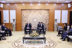 Luong Cuong, miembro del Buró Político y miembro permanente del Comité Central del Partido, recibió al vicepresidente del Partido Comunista de la Federación Rusa (KPFR), Leonid Kalashnikov. (Foto: VNA)