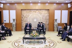 Luong Cuong, miembro del Buró Político y miembro permanente del Comité Central del Partido, recibió al vicepresidente del Partido Comunista de la Federación Rusa (KPFR), Leonid Kalashnikov. (Foto: VNA)