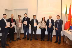 En la ceremonia de presentación del libro. (Foto: VNA)