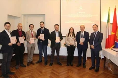 En la ceremonia de presentación del libro. (Foto: VNA)