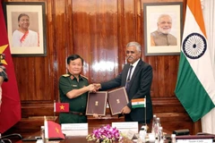 El viceministro de Defensa de Vietnam Hoang Xuan Chien y el secretario de Defensa de la India, Shri Giridhar Aramane firmaron una carta de intención sobre cooperación de defensa. (Fuente: VNA)