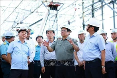 El primer ministro Pham Minh Chinh examina la construcción de la Terminal T3 del Aeropuerto Internacional de Tan Son Nhat en Ciudad Ho Chi Minh el 10 de agosto. (Foto: VNA)