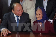 Premier vietnamita visita a madres heroicas en ocasión del Tet