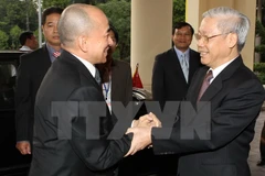 Dirigentes vietnamitas y camboyanos intercambian felicitaciones por lazos diplomáticos 