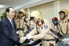 Presidente visita sede de la Policía de tránsito de Hanoi
