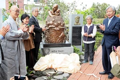 Develan en Sudcorea estatua de arrepentimiento por atrocidades en guerra de Vietnam