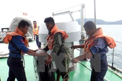 Encuentran 29 cadáveres de accidente de avión militar en Myanmar 