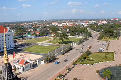 Edificación de casas a personas meritorias en Laos: reflejo de gratitud de Vietnam a antecesores 