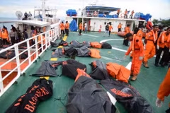 Indonesia: 23 muertos y 17 desparecidos por incendio de un ferry