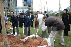 Hanoi planta 100 árboles para conmemorar centenario del Día de la independencia de Finlandia