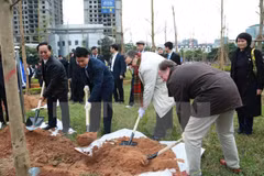 Hanoi planta 100 árboles para conmemorar centenario del Día de la independencia de Finlandia
