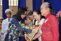 Exhiben retratos de Madres Heroicas de Vietnam
