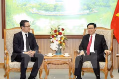 Vicepremier de Vietnam dialoga con dirigente de Zurich Airport