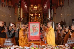 Efectúan en Tailandia fiesta budista Vu Lan para expresar la gratitud filial