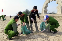Jóvenes vietnamitas inician campaña de limpieza del mar en Thanh Hoa