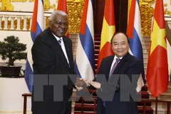 Vietnam seguirá respaldando a Cuba en su lucha por el levantamiento del bloqueo económico que Estados Unidos mantiene desde hace más de medio siglo contra esa isla caribeña, reafirma el primer ministro de la nación indochina, Nguyen Xuan Phuc