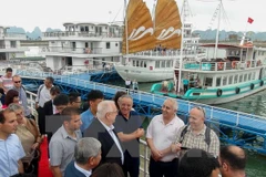 Presidente de Israel visita Bahía de Ha Long