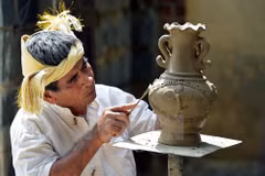 Exhiben productos de cerámica y brocado del pueblo Cham 