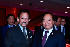 Premier de Vietnam y sultán de Brunei se reúnen en marco de Cumbre de ASEAN
