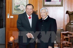 Máximo dirigente de Laos visita exsecretarios del Partido Comunista de Vietnam