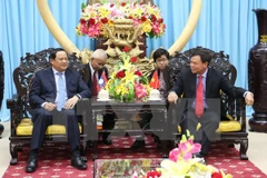 Vicepremier laosiano continúa visita en Vietnam
