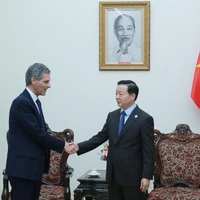 El viceprimer ministro de Vietnam, Tran Hong Ha (derrecha) recibe a Rodolphe Saadé, presidente y director ejecutivo del Grupo CMA-CGM (Fuente: VNA)