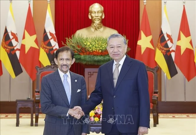 El secretario general del Partido Comunista de Vietnam, To Lam, recibe al Sultán de Brunéi Darussalam, Haji Hassanal Bolkiah. (Foto: VNA)