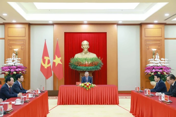 El secretario general del Partido, To Lam, mantiene la conversación telefónica con el presidente ruso, Vladimir Putin, el 24 de enero. (Foto: VNA)