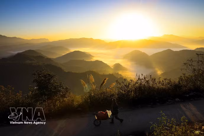 Vista del amanecer en el paso de Keo Lom, en la provincia de Dien Bien, que ofrece un paisaje de gran belleza escénica. (Foto: VNA)