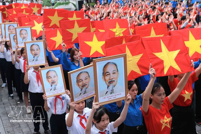 Miembros de la Unión de Jóvenes Comunistas de Ho Chi Minh y estudiantes realizan una actuación conjunta. (Foto: VNA)