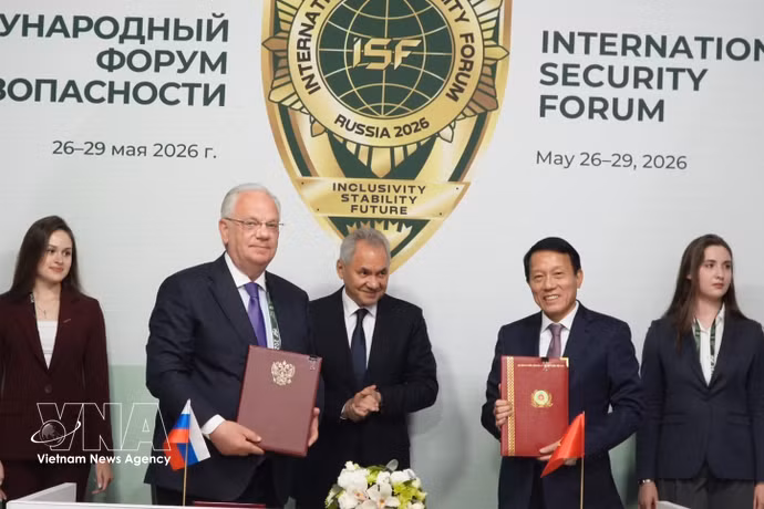 El ministro de Seguridad Pública de Vietnam, general Luong Tam Quang, y el director del Servicio Federal de Cooperación Técnico-Militar de Rusia, Dmitry Shugaev, firman un acuerdo de cooperación. (Foto: VNA)