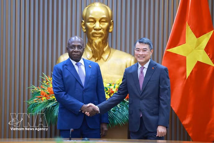 El primer ministro de Vietnam, Le Minh Hung, recibe al ministro de Asuntos Exteriores de Angola, Téte António. (Foto: VNA)