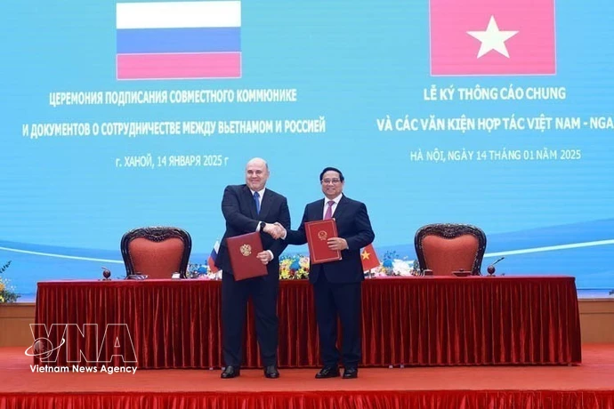 El primer ministro Pham Minh Chinh y su homólogo ruso, Mikhail Vladimirovich Mishustin, firman un comunicado conjunto sobre los resultados de la visita oficial a Vietnam del jefe del Gobierno de Rusia (Hanoi, 14 de enero de 2025). Foto: VNA