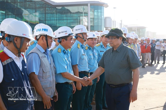 El primer ministro Pham Minh Chinh insta y anima a las fuerzas de construcción del proyecto del Aeropuerto Internacional de Long Thanh (Dong Nai). Foto: VNA 