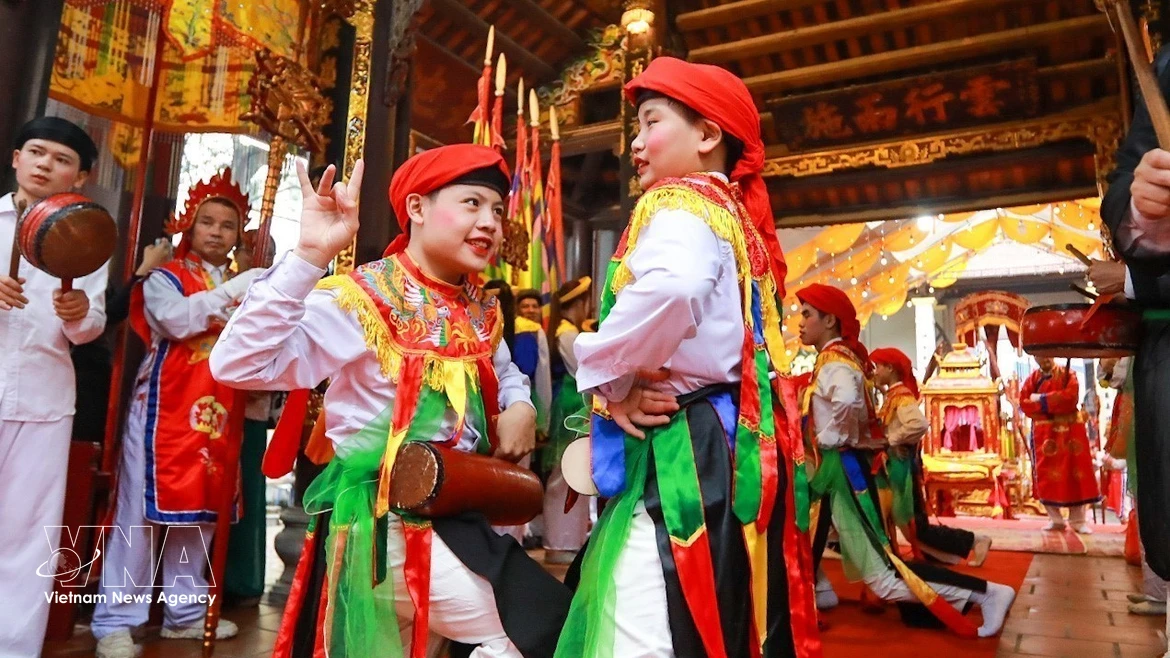 Danza tradicional con hombres disfrazados de mujeres atrae a turistas 