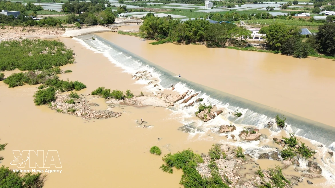 La presa Nha Trinh (comuna de My Son) fue construida en una zona de corriente estable para aumentar su capacidad de resistencia frente a las crecidas, lo que constituye una prueba de la experiencia hidráulica del antiguo pueblo cham. (Foto: VNA)