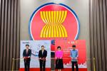 Delegados cortaron la cinta inaugural de la exposición fotográfica. (Fuente: VNA)