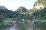 Turistas en el Jardín de Aves Thung Nham, barrio de Nam Hoa Lu, provincia de Ninh Binh. (Foto de : VNA)
