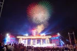 El brillante espectáculo de fuegos artificiales iluminó el cielo del Parque Thong Nhat, Hanoi, celebrando el 50 aniversario de la Liberación del Sur y la Reunificación Nacional. (Foto: VNA)