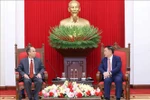 Nguyen Trong Nghia, miembro del Buró Político, secretario del Comité Central del Partido Comunista de Vietnam (PCV) y jefe de su Comisión de Propaganda y Educación, recibe al embajador de Cuba en Vietnam, Rogelio Polanco Fuentes. (Fuente: VNA)