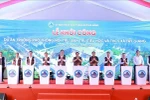 El primer ministro vietnamita, Pham Minh Chinh, y delegados en la inauguración de la construcción del internado primario y secundario de Tay Giang. (Fuente: VNA)