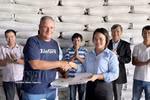 La directora de AgriVMA, Nguyen Thi Thom, y el director general de la empresa agroinldustrial Los Palacios, Michel Ballate Camejo, firman el contrato de entrega. (Fuente: VNA)