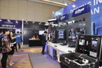 Visitantes a la exposición de equipos tecnológicos para la seguridad de redes. (Fuente: VNA)