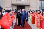 El secretario general del Partico Comunista y presidente de Vietnam, To Lam y su esposa se reúnen con funcionarios y personal de la Embajada de Hanoi en China, así como con representantes de la comunidad connacional en ese país. (Foto: VNA)
