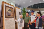 La ex prisionera política Le Tu Cam se emociona al contemplar su retrato digitalizado, recreado y elaborado con hojas de loto, expuesto en el Museo de Con Dao. (Foto: qdnd.vn)