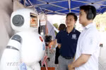 Experimentan el robot Anbi en el Festival de Innovación de la Era Digital. (Foto: VNA)