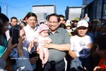 El primer ministro Pham Minh Chinh visita la zona de reasentamiento de Tuy An Tay, en la provincia de Dak Lak. (Foto: VNA)