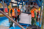 Los guardias fronterizos de la provincia de Dong Thap realizan inspecciones y verificaciones de los buques pesqueros antes de que zarpen. (Fuente: VNA)