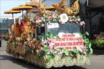 El carro de flores de "nueve dragones" de la Sangha Budista de Vietnam transportó las reliquias de Buda Shakyamuni. Foto: VNA
